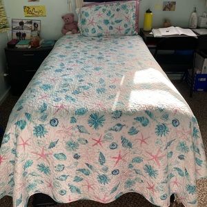 Twin bedding set